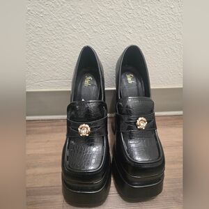 Sleek Black Croc-Embossed Women's Loafers
